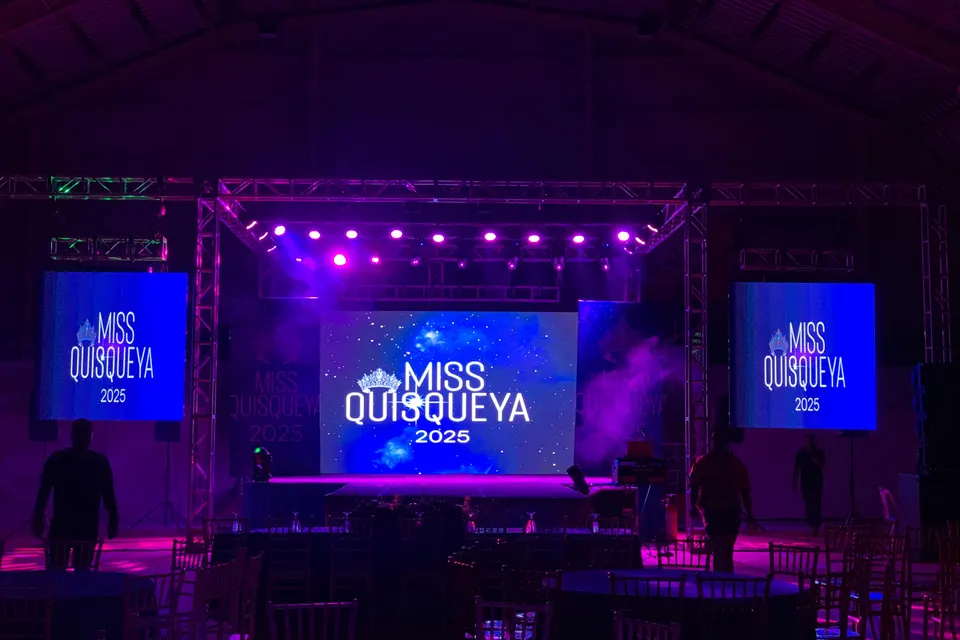 Montaje de escenario con iluminación violeta y estructura truss de GEO EVENTS