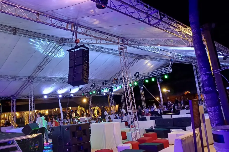 Montaje de techo con luces y sistema de sonido