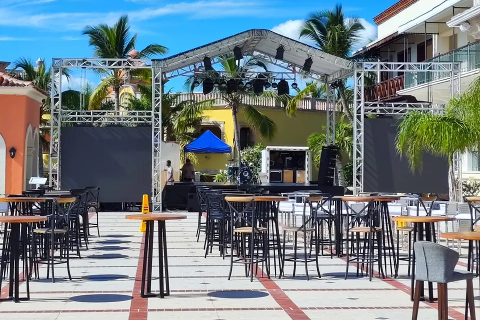 Torres y equipos de sonido profesional instalados