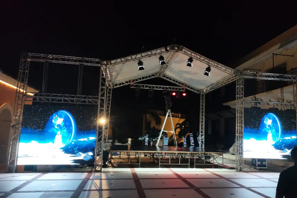 Montaje de iluminación escénica durante la noche