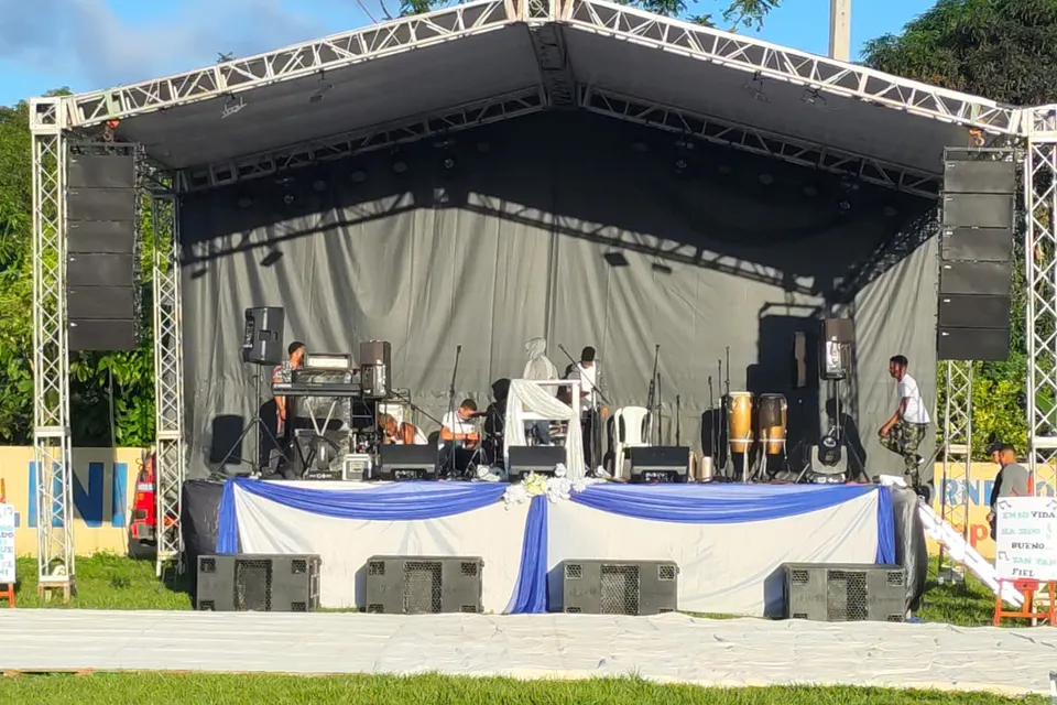 Escenario exterior con techo y sistemas de sonido a ambos lados